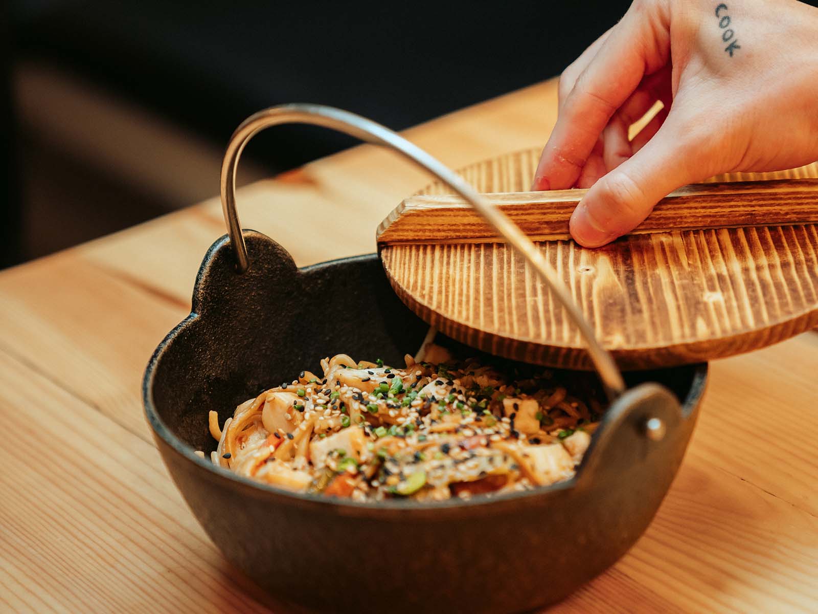 Origem e evolução do yakisoba: muito mais do que um prato de noodles