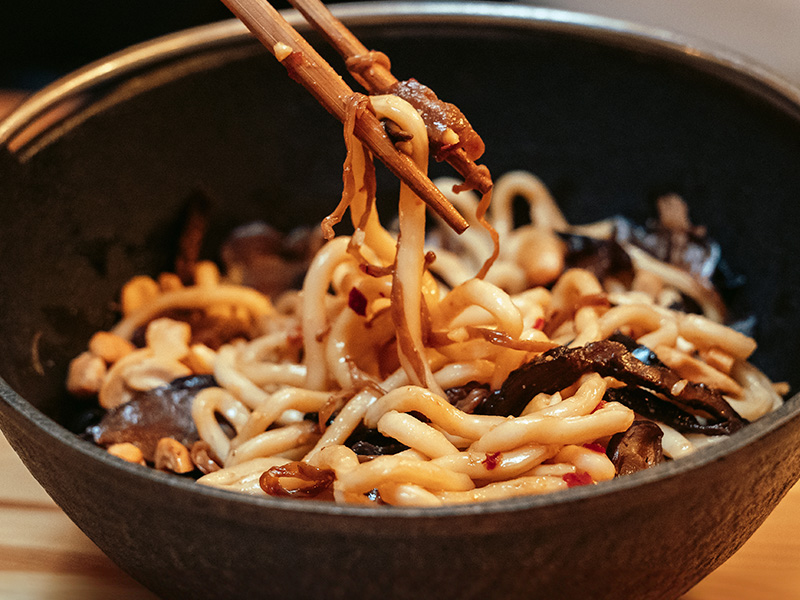 Dashi: o caldo japonês de 2 ingredientes que muda tudo